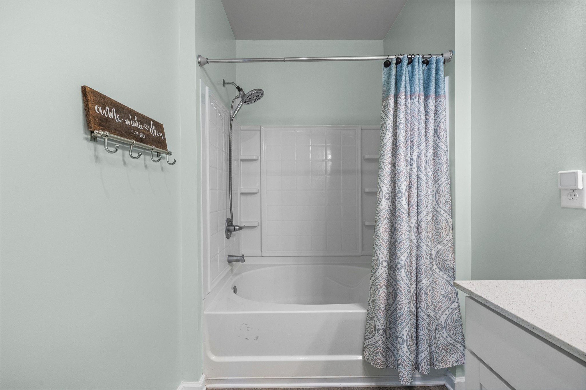 2806 Dixie Road Columbia, TN 38401 - Photo 20 of 28 a bathroom with a bathtub and a shower