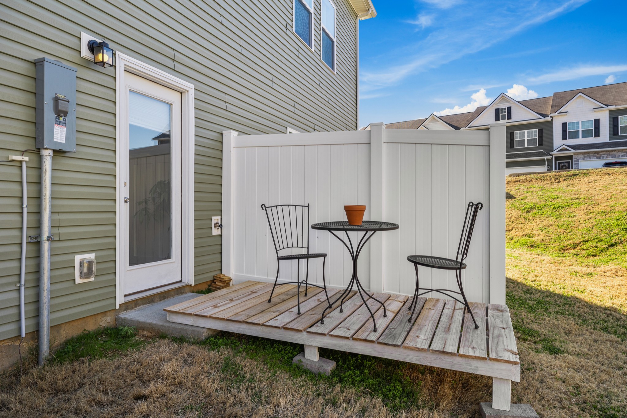 2806 Dixie Road Columbia, TN 38401 - Photo 27 of 28 a view of a patio with table and chairs with wooden floor and fence