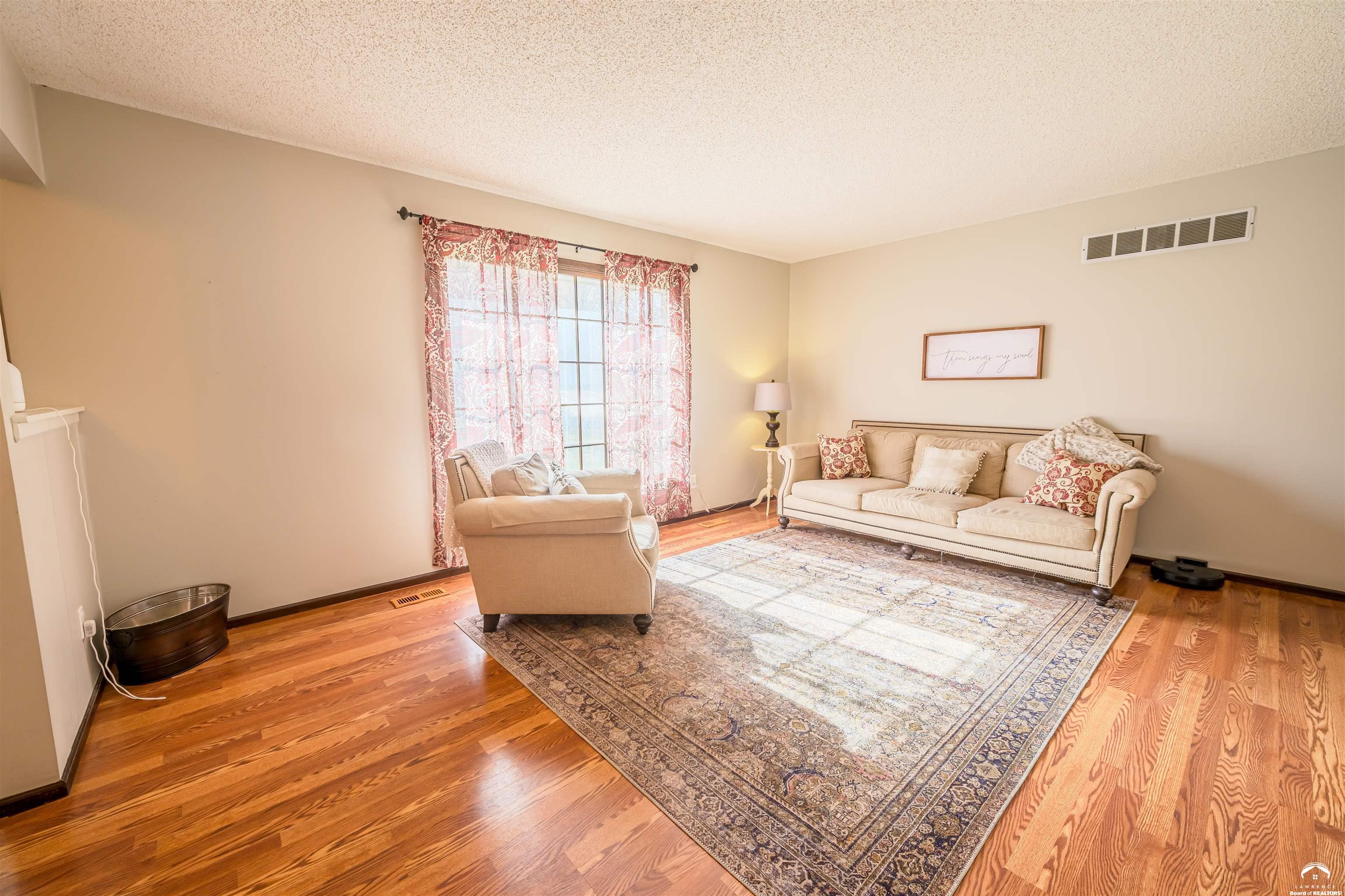 302 Providence Road Lawrence, KS 66049 - Photo 8 of 48