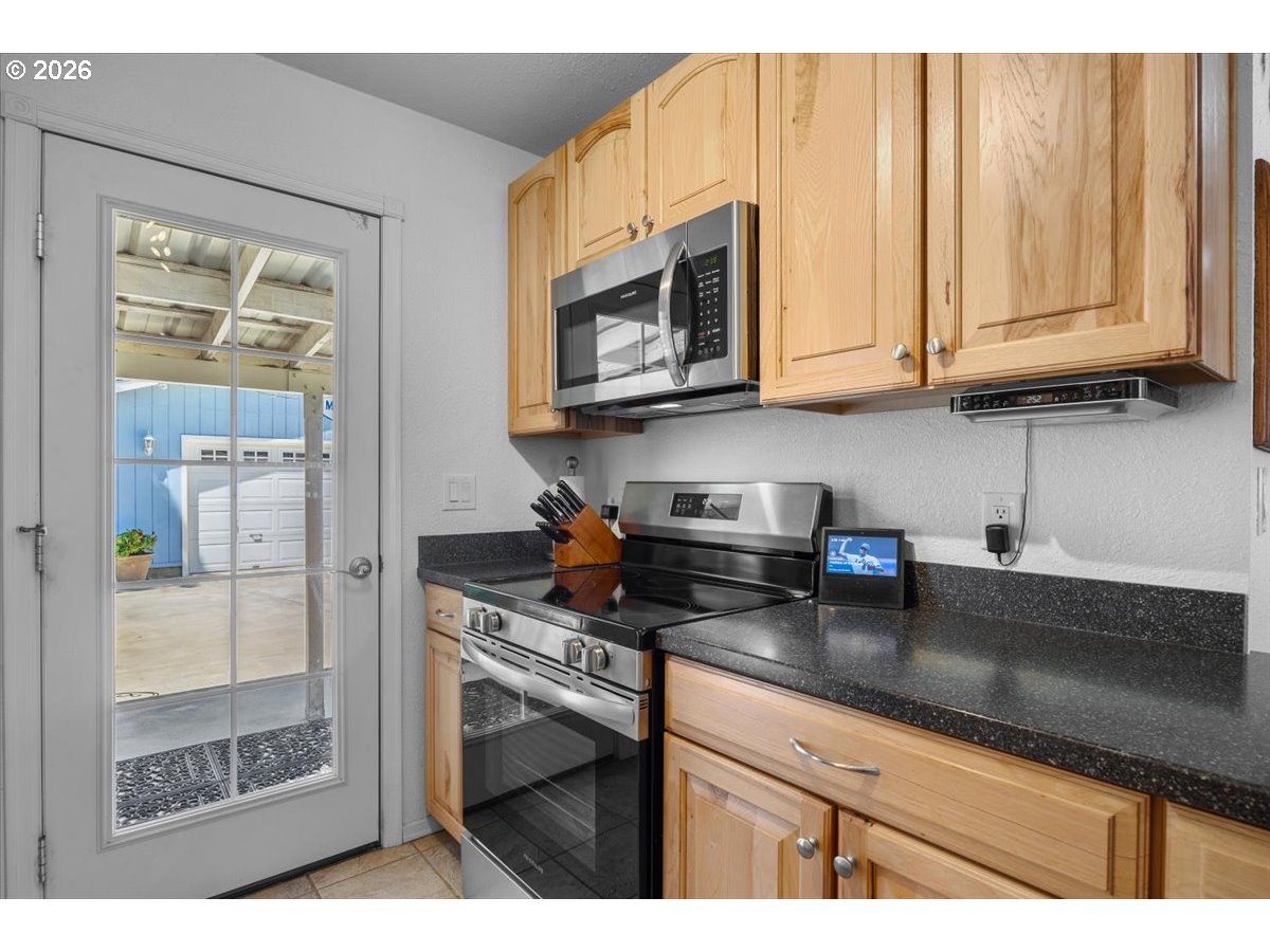 946 East 4th Avenue Riddle, OR 97469 - Photo 15 of 28 Kitchen