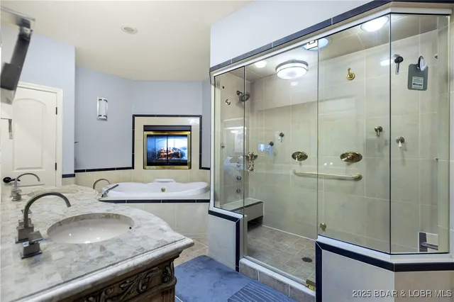 $1,250,000 | 126 West Cross Fox Trail, Camdenton, MO 65020