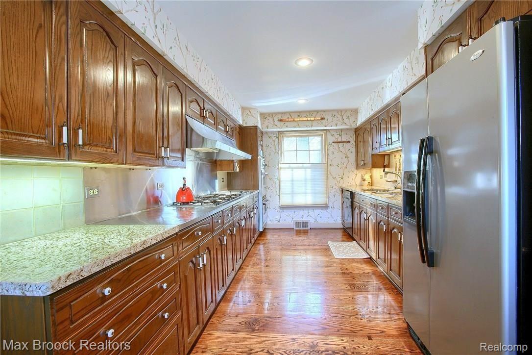 300 Cranbrook Road Bloomfield Hills, MI 48304 - Photo 16 of 51 What an abundance of cabinetry in a cook's kitchen!