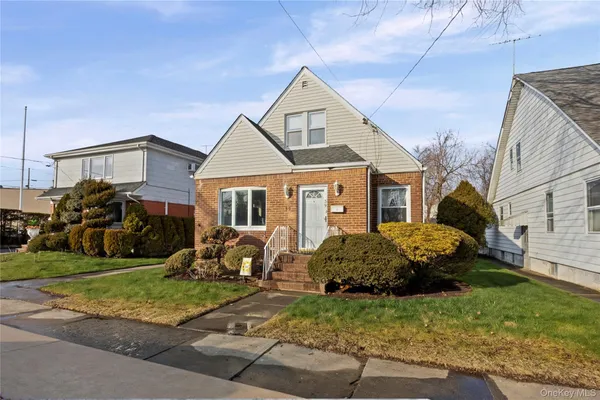 $4,300 | 39 Stewart Street, Floral Park, NY 11001