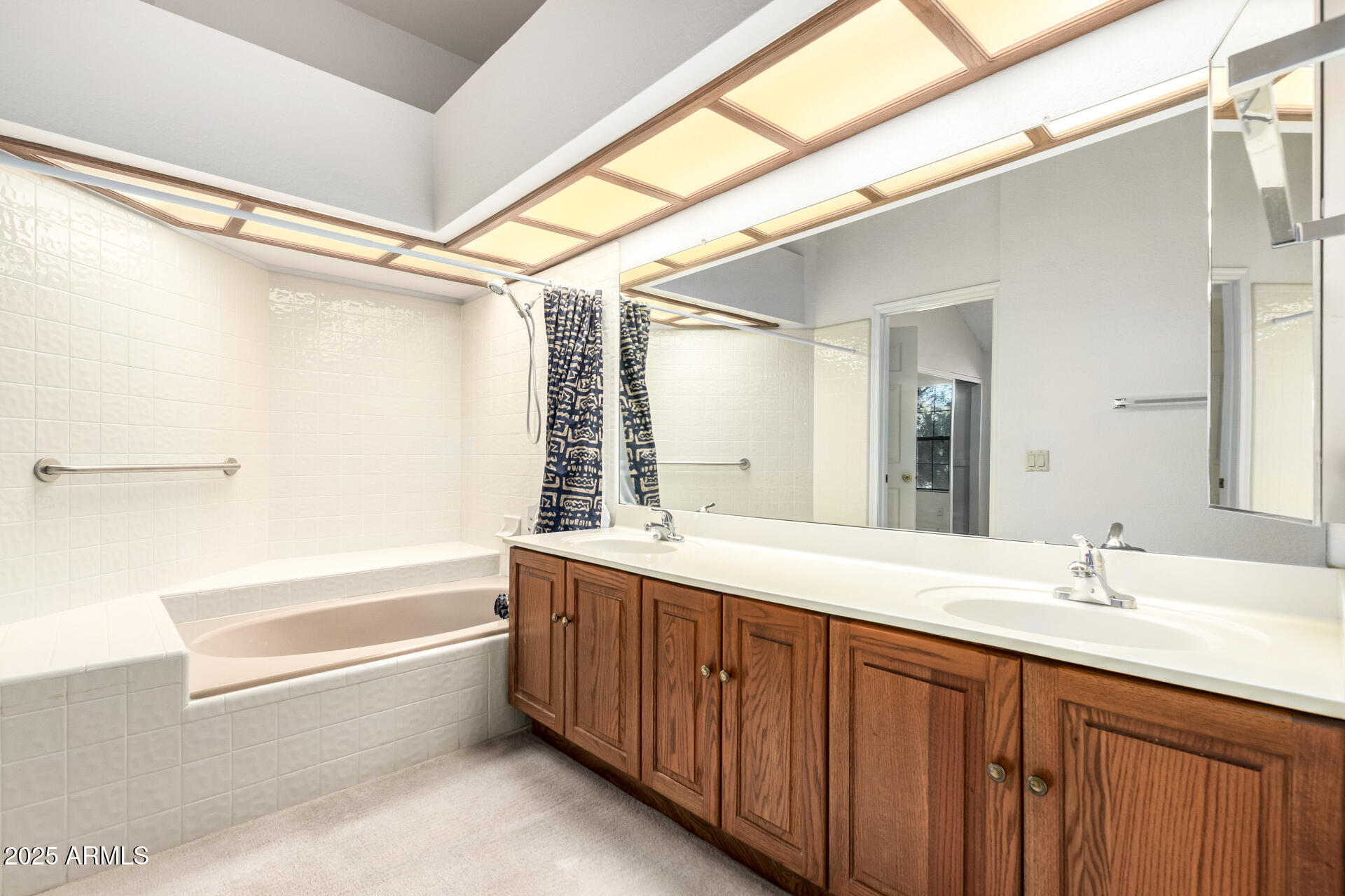 10019 East Mountain View Road, Unit 2114 Scottsdale, AZ 85258 - Photo 18 of 40 a bathroom with a tub a sink and mirror
