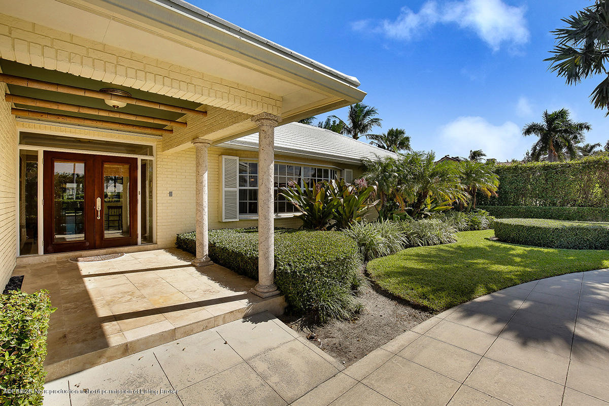 1 Spoonbill Road Manalapan, FL 33462 - Photo 3 of 28 a view of a house with backyard