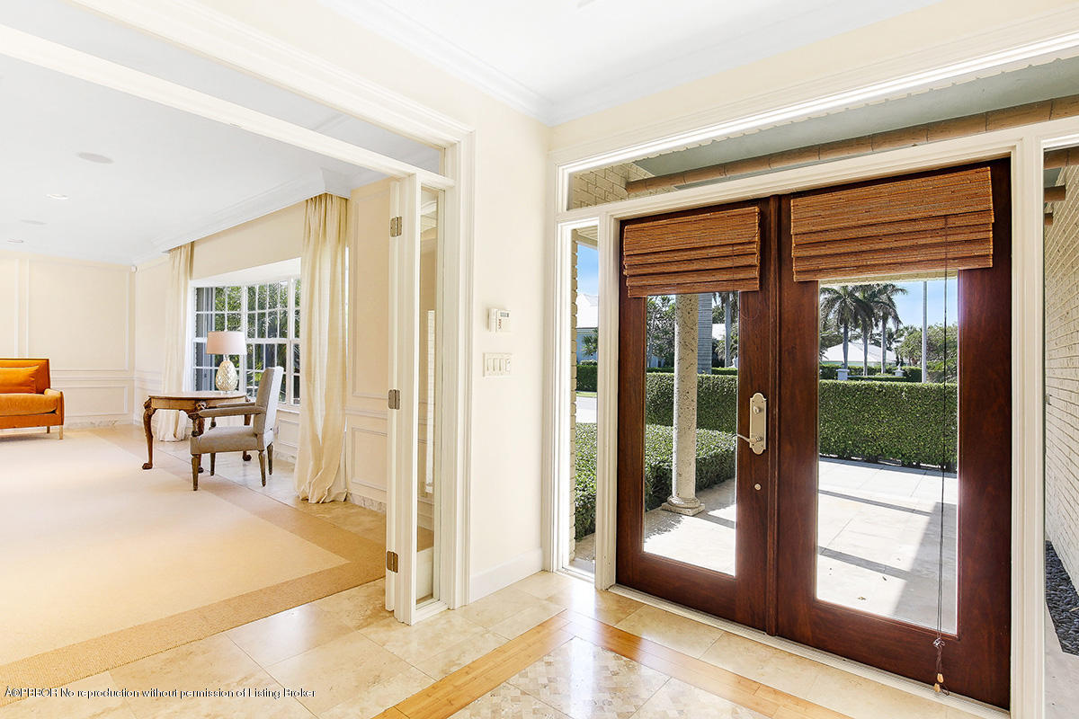 1 Spoonbill Road Manalapan, FL 33462 - Photo 4 of 28 a view of a livingroom with furniture and front door