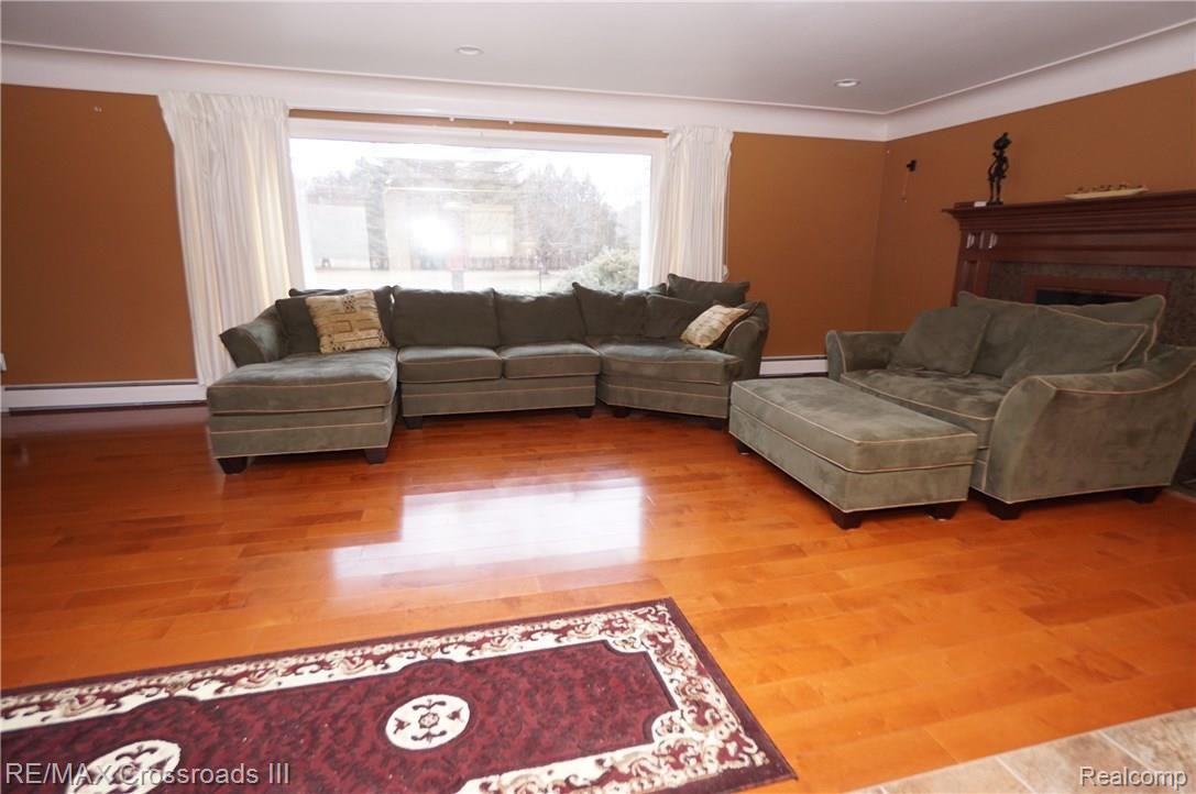 15487 Haggerty Road Belleville, MI 48111 - Photo 19 of 82 Living room 1