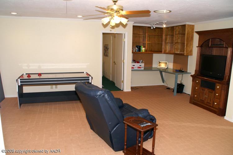 6910 Calumet Road Amarillo, TX 79106 - Photo 13 of 26 a living room with furniture and a flat screen tv
