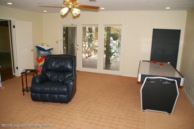 6910 Calumet Road Amarillo, TX 79106 - Photo 14 of 26 a living room with furniture and a flat screen tv