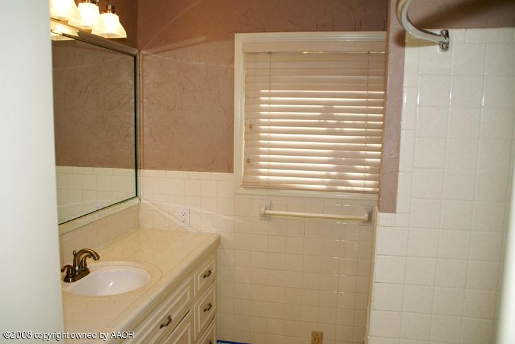 6910 Calumet Road Amarillo, TX 79106 - Photo 21 of 26 a bathroom with a sink and a tub