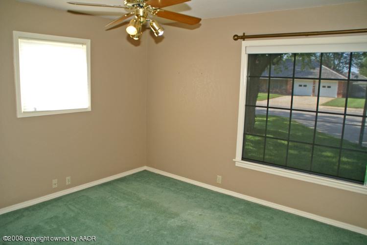 6910 Calumet Road Amarillo, TX 79106 - Photo 23 of 26 an empty room with windows