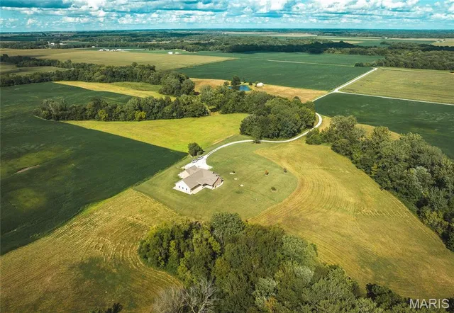 $949,500 | 272 Northeast 1350th Avenue, Greenfield, IL 62044