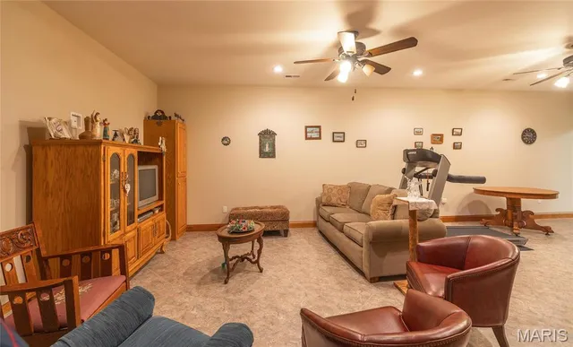 $949,500 | 272 Northeast 1350th Avenue, Greenfield, IL 62044