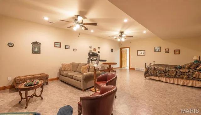 $949,500 | 272 Northeast 1350th Avenue, Greenfield, IL 62044