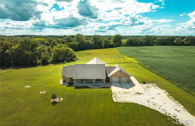 $949,500 | 272 Northeast 1350th Avenue, Greenfield, IL 62044