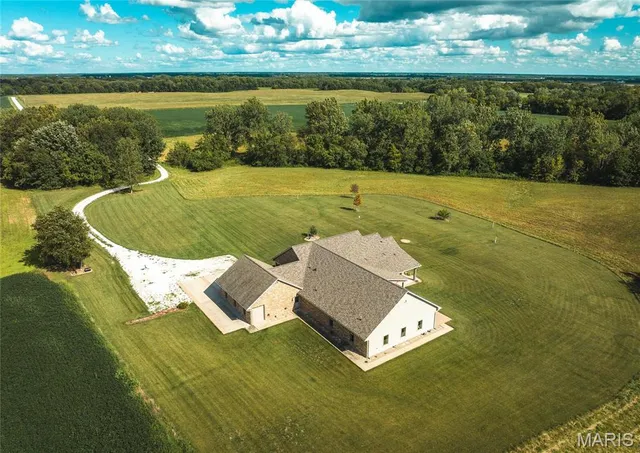 $949,500 | 272 Northeast 1350th Avenue, Greenfield, IL 62044