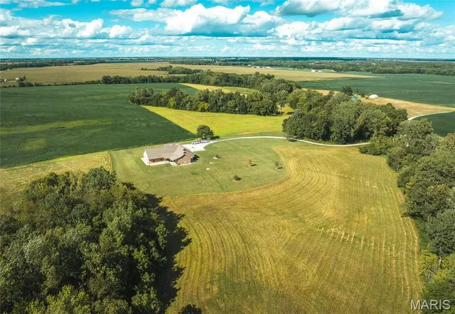 $949,500 | 272 Northeast 1350th Avenue, Greenfield, IL 62044