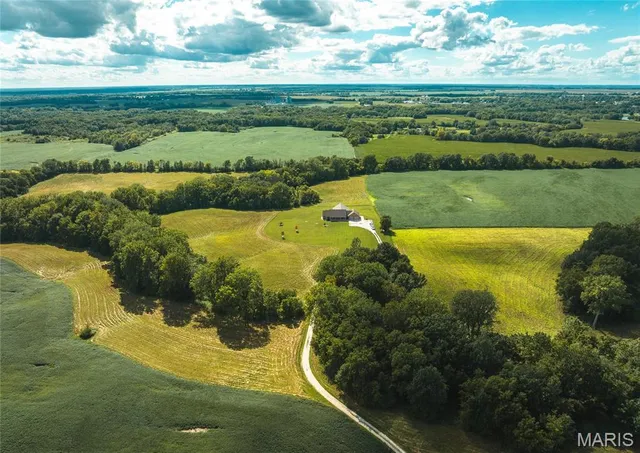 $949,500 | 272 Northeast 1350th Avenue, Greenfield, IL 62044