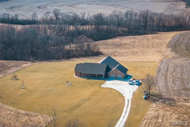 $949,500 | 272 Northeast 1350th Avenue, Greenfield, IL 62044