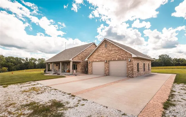 $949,500 | 272 Northeast 1350th Avenue, Greenfield, IL 62044