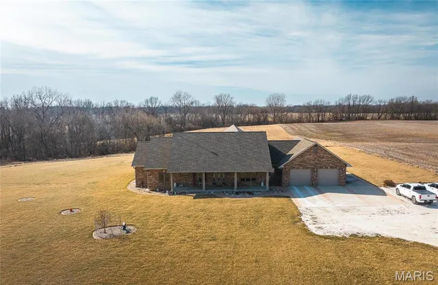 $949,500 | 272 Northeast 1350th Avenue, Greenfield, IL 62044