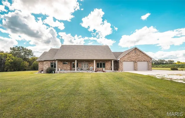 $949,500 | 272 Northeast 1350th Avenue, Greenfield, IL 62044