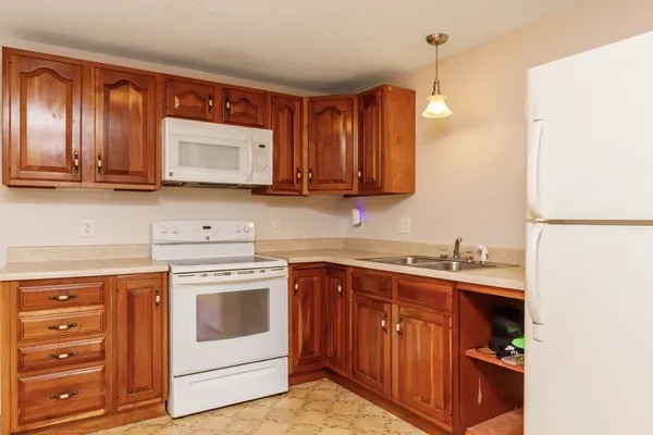 $1,750 | 90 Ridgewood Lane, Unit 18, Gardner, MA 01440