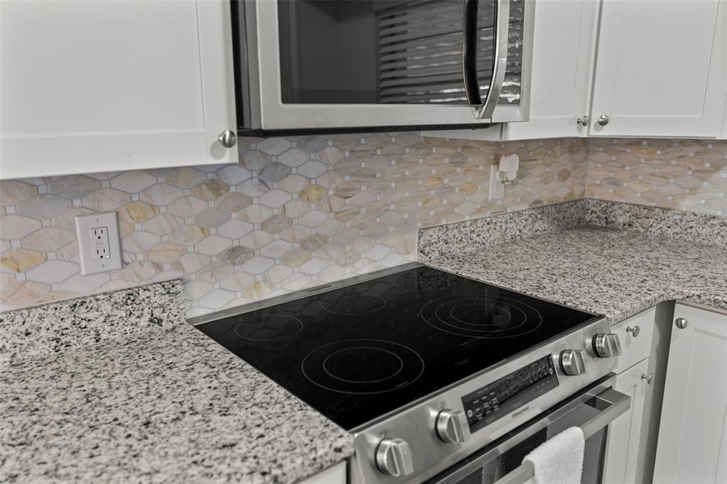 410 Daisy Lane Inverness, FL 34452 - Photo 18 of 37 a kitchen with a stove and a microwave