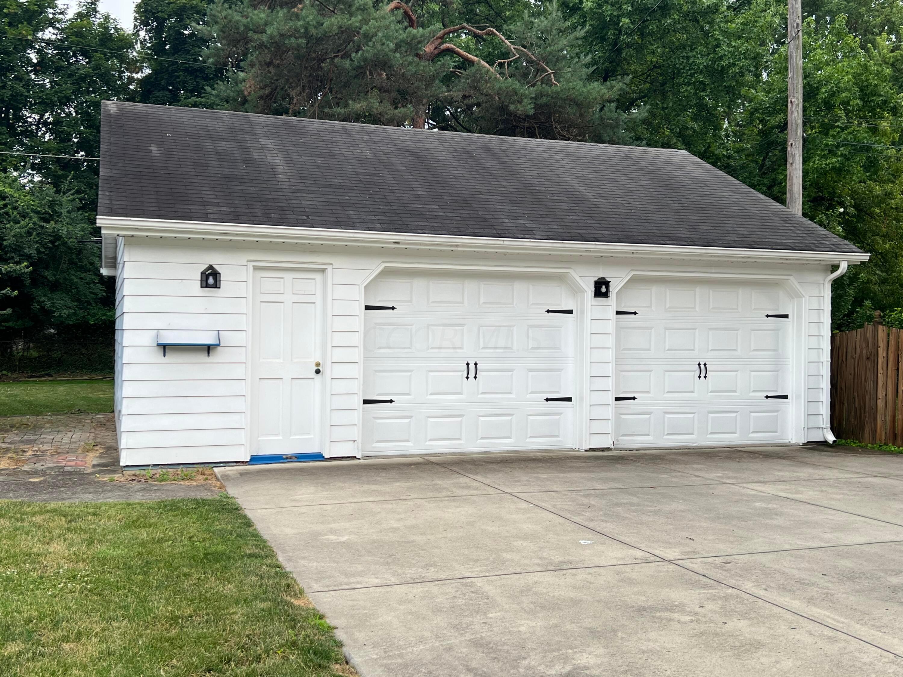 261 Wetmore Road Columbus, OH 43214 - Photo 22 of 38 Garage close-up