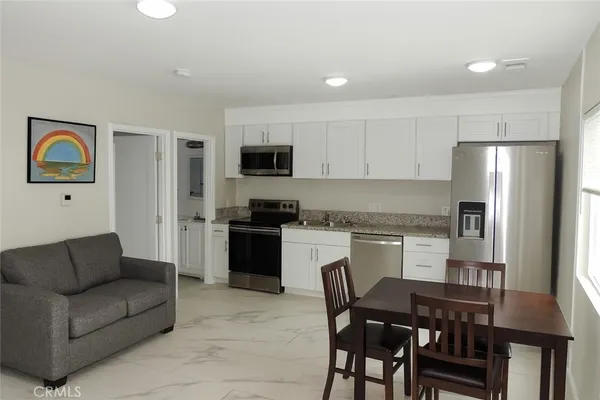 $1,995 | 23470 Victory Boulevard, Woodland Hills, CA 91367
