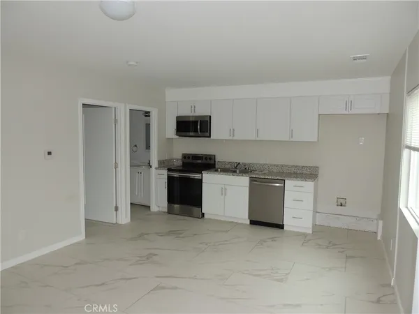 $1,995 | 23470 Victory Boulevard, Woodland Hills, CA 91367