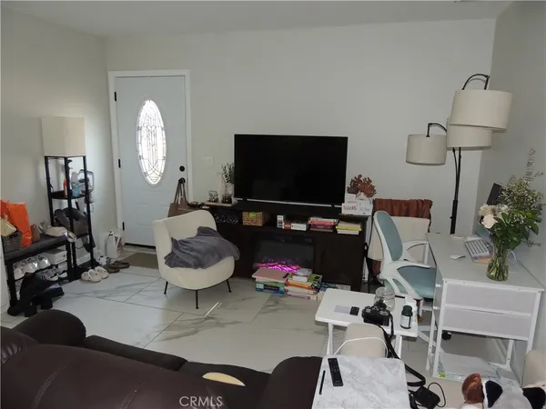 $1,995 | 23470 Victory Boulevard, Woodland Hills, CA 91367