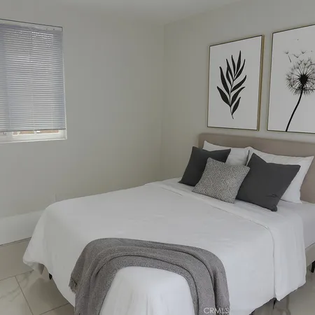 $1,995 | 23470 Victory Boulevard, Woodland Hills, CA 91367