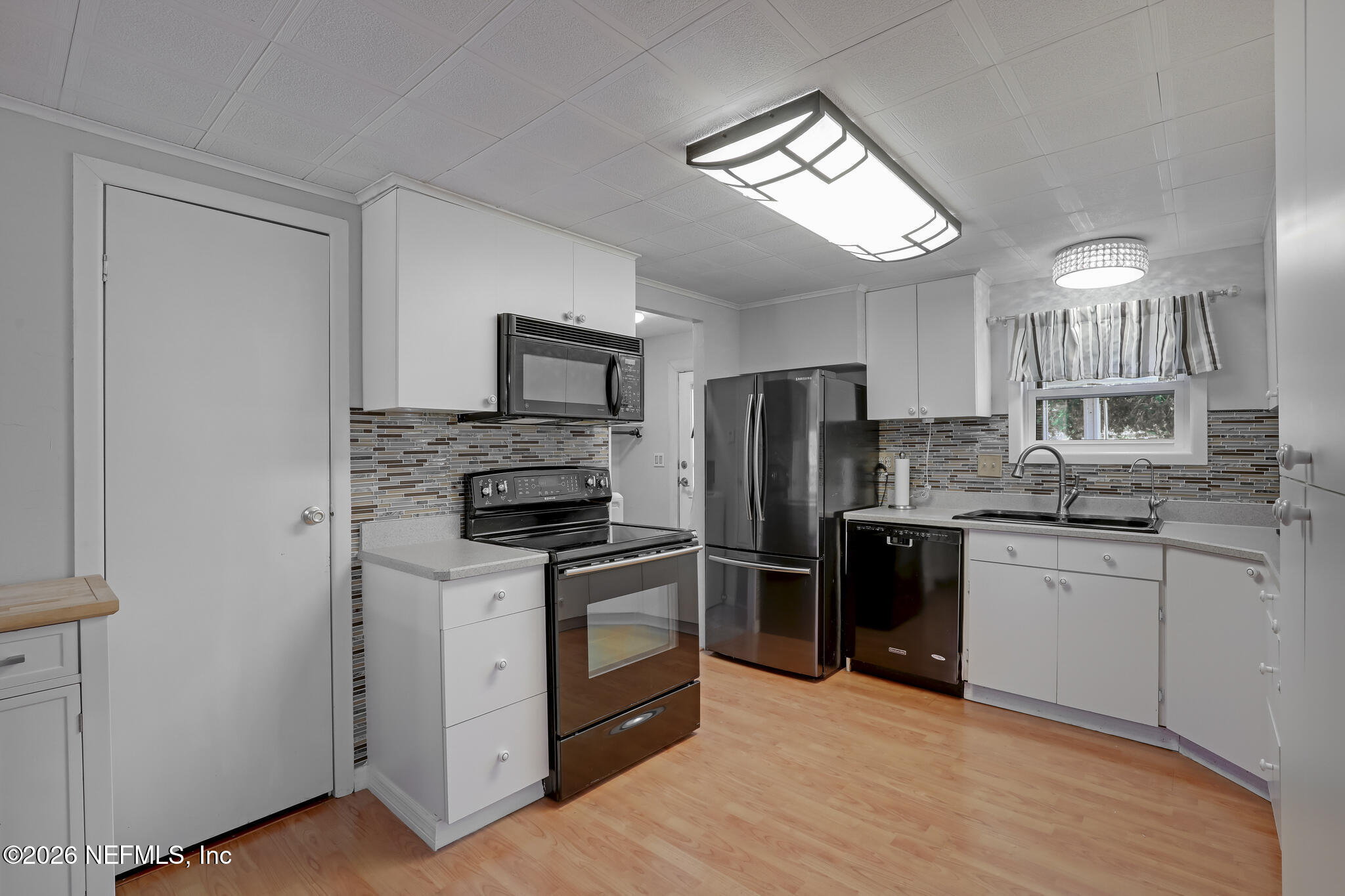 6901 Catlett Road St. Augustine, FL 32095 - Photo 4 of 74 a kitchen with a refrigerator stove and sink