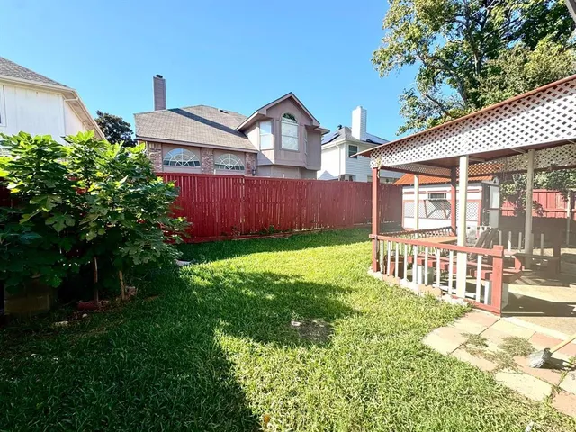 a view of front of a house with a yard
