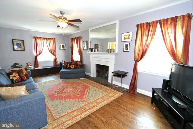 314 Broadmoor Road Baltimore, MD 21212 - Photo 3 of 19 Living Room
