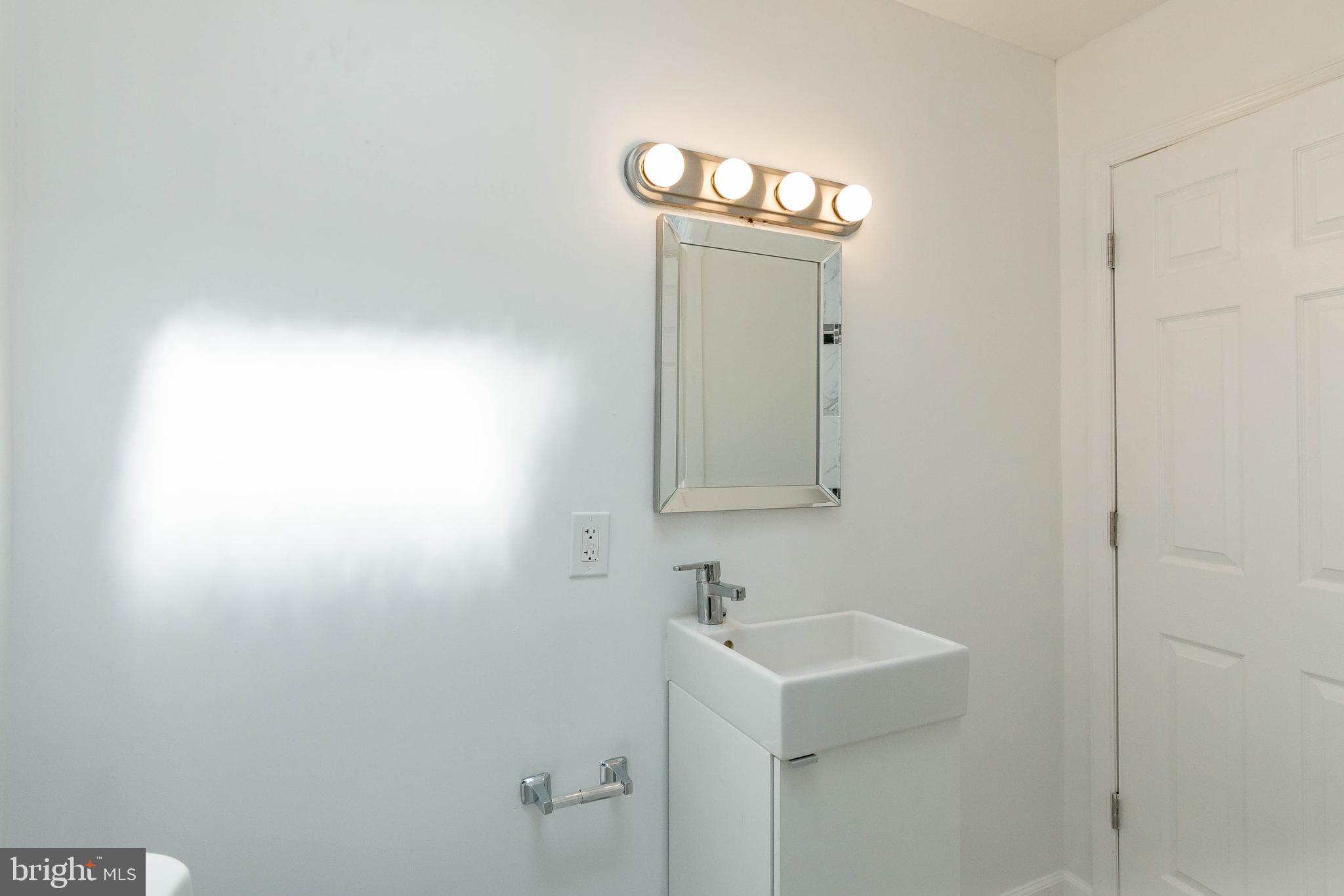4505 Manorview Road Baltimore, MD 21229 - Photo 40 of 43 Upper level bath