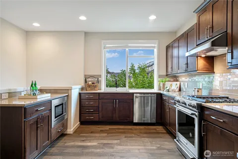 $949,000 | 561 Northeast Ellis Drive, Issaquah, WA 98029