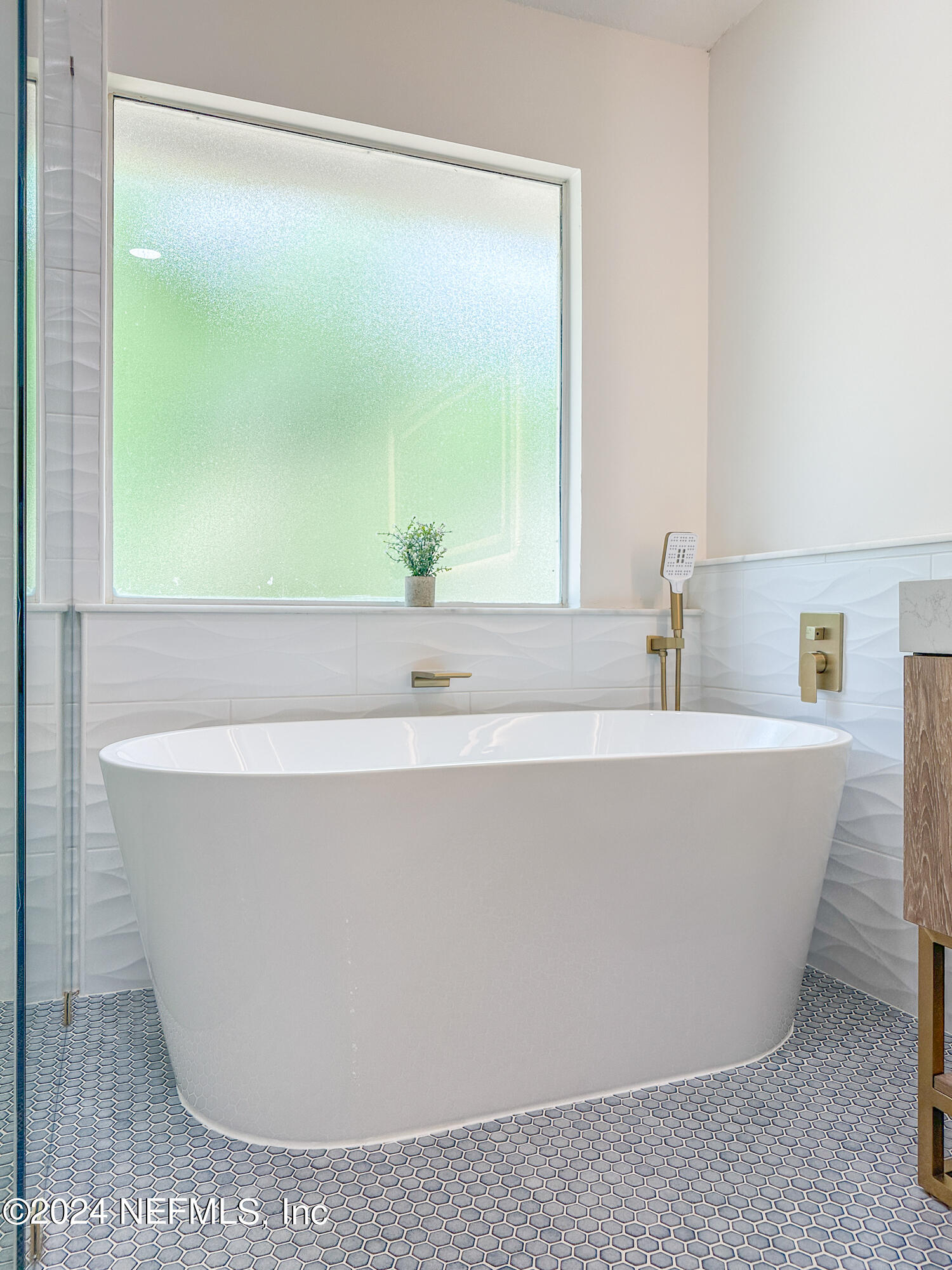 622 Cherry Street Neptune Beach, FL 32266 - Photo 26 of 77 a white bath tub sitting in a bathroom