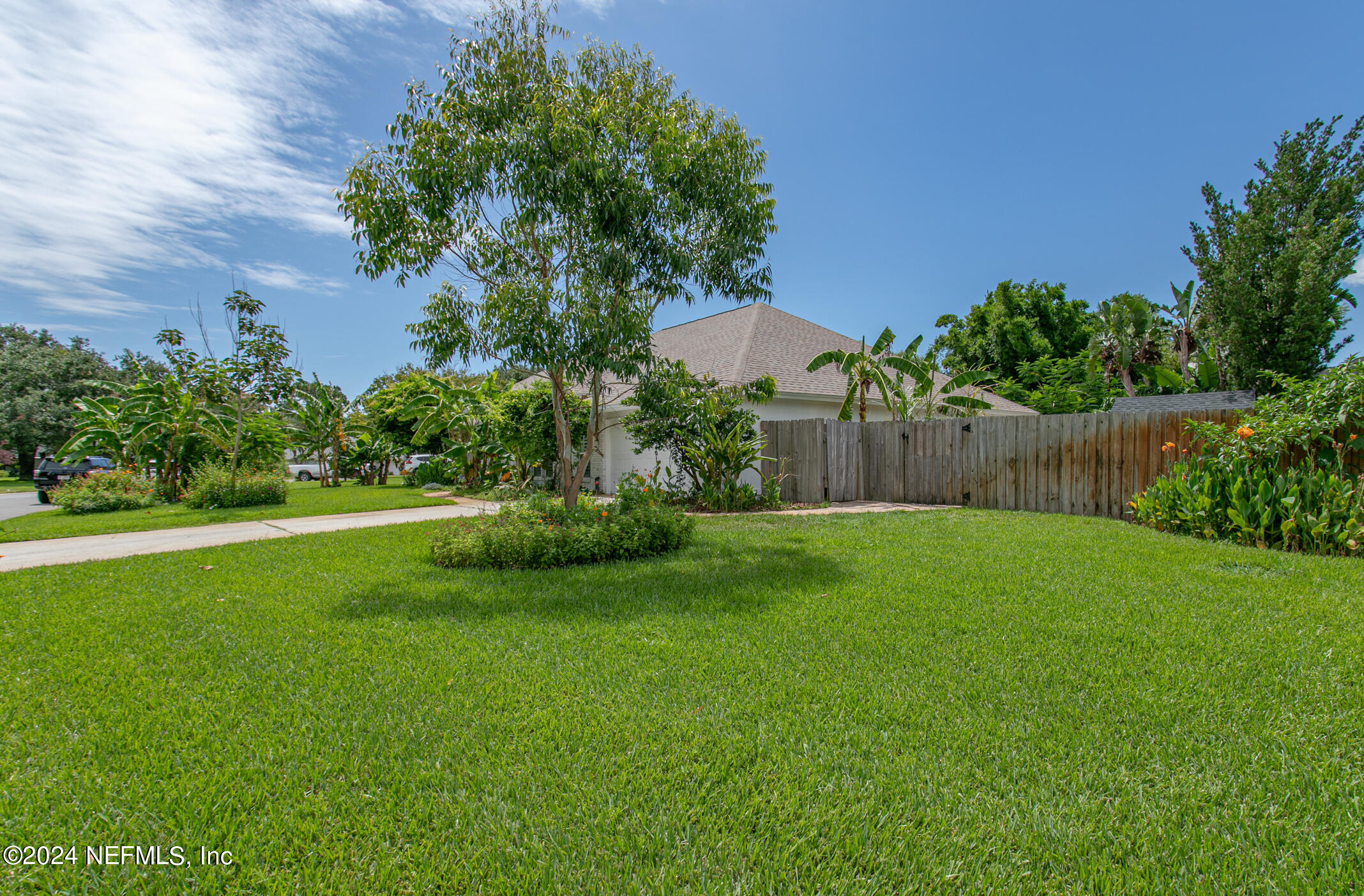 622 Cherry Street Neptune Beach, FL 32266 - Photo 61 of 77 a view of a backyard with a garden