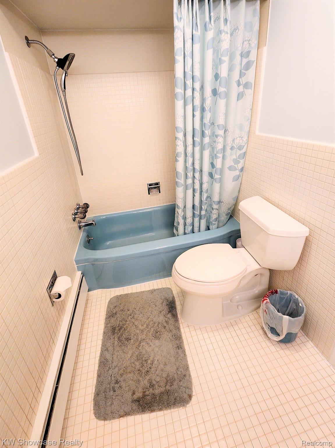 7090 Valleybrook Road West Bloomfield, MI 48322 - Photo 43 of 76 Full tub Bath.