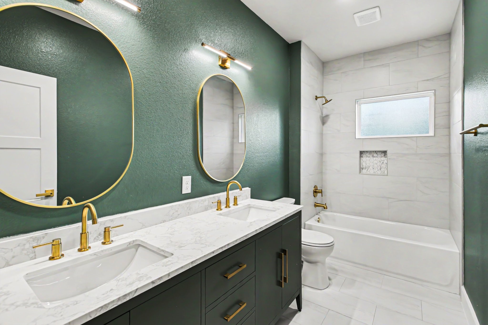 10899 Redbird Conroe, TX 77385 - Photo 29 of 35 Secondary Full Bath