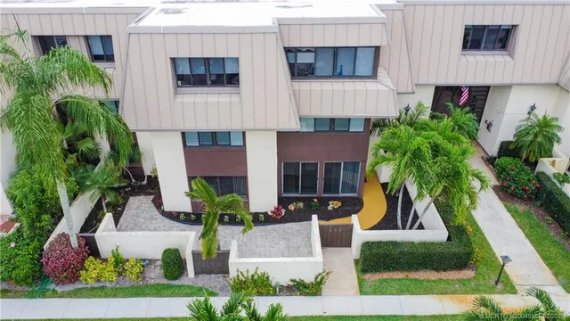 $285,000 | 1800 Southeast St Lucie Boulevard, Unit 9105, Stuart, FL 34996