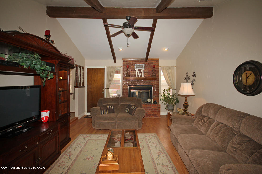 5320 Wheeler Lane Amarillo, TX 79110 - Photo 4 of 23 a living room with furniture and a flat screen tv