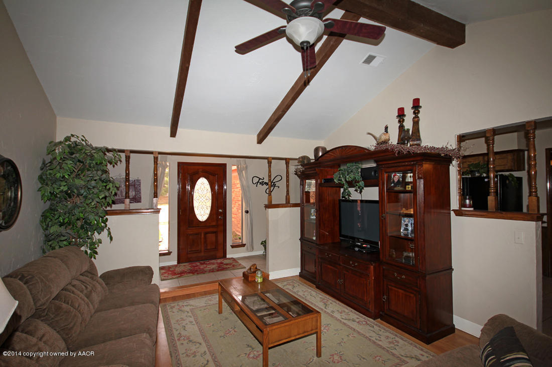 5320 Wheeler Lane Amarillo, TX 79110 - Photo 5 of 23 a living room with furniture