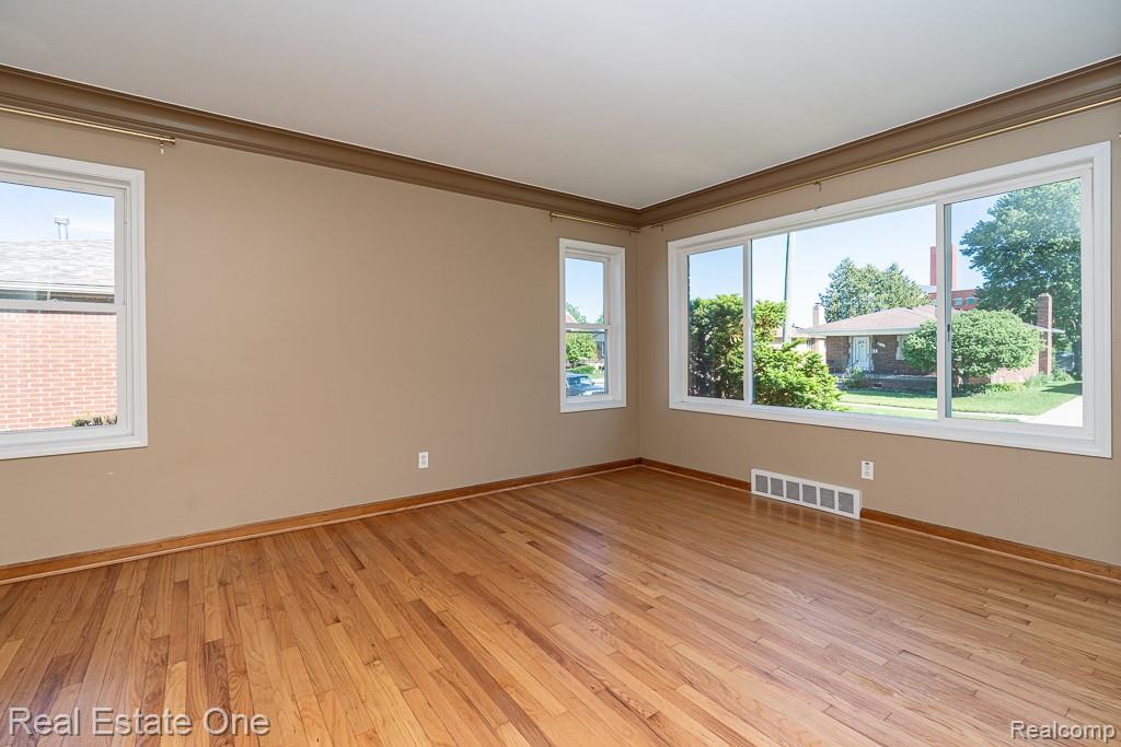 8272 Racine Road Warren, MI 48093 - Photo 7 of 46