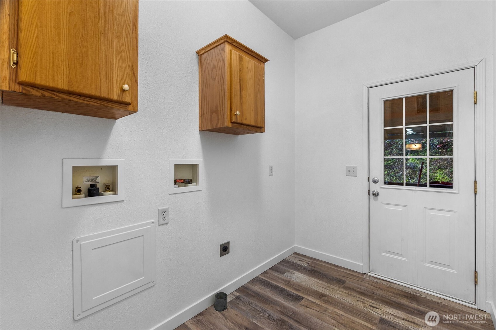 71 East Rhododendron Place Shelton, WA 98584 - Photo 20 of 38 a view of small space with wooden floor and cabinet