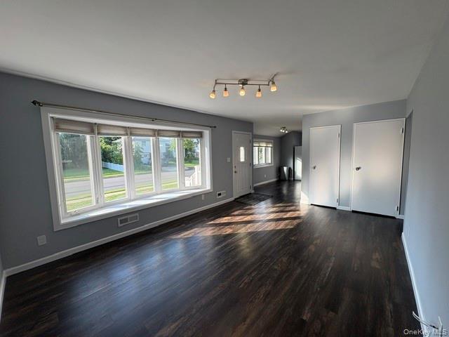 266 Central Park Road Plainview, NY 11803 - Photo 5 of 22