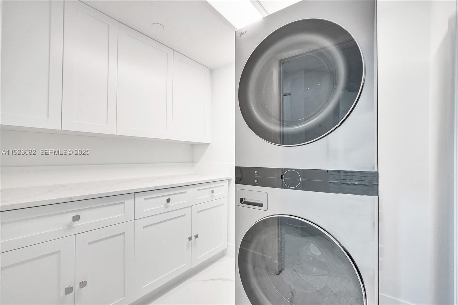 4000 Island Boulevard, Unit 2301 Aventura, FL 33160 - Photo 28 of 50 a utility room with dryer and washer