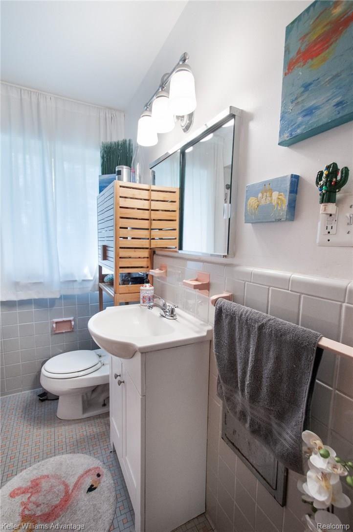 3112 Trafford Road Royal Oak, MI 48073 - Photo 13 of 44 TraffordRd_3112_FullBathE_02.jpg